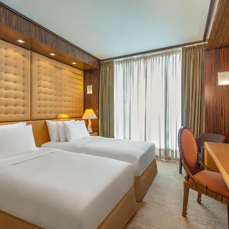 酒店 Nh Collection Carlo Iv 5*