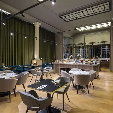 فندق Nh Collection Carlo Iv 5*