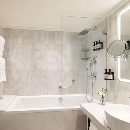 Hotell Nh Collection Carlo Iv 5*