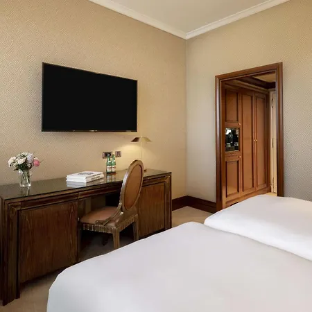Nh Collection Carlo Iv Hotell