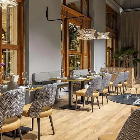 酒店 Nh Collection Carlo Iv 5*