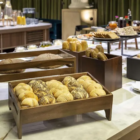 酒店 Nh Collection Carlo Iv 5*