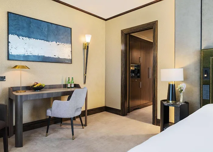 Hotel Nh Collection Carlo Iv